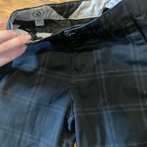 Size 6 volcom boys plaid black shorts - Picture 2 of 2